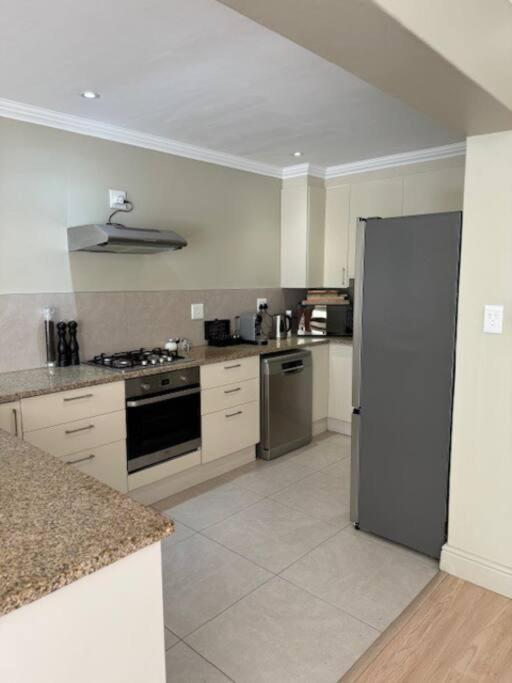 Luxury Townhouse In Stellenbosch Central Exterior photo